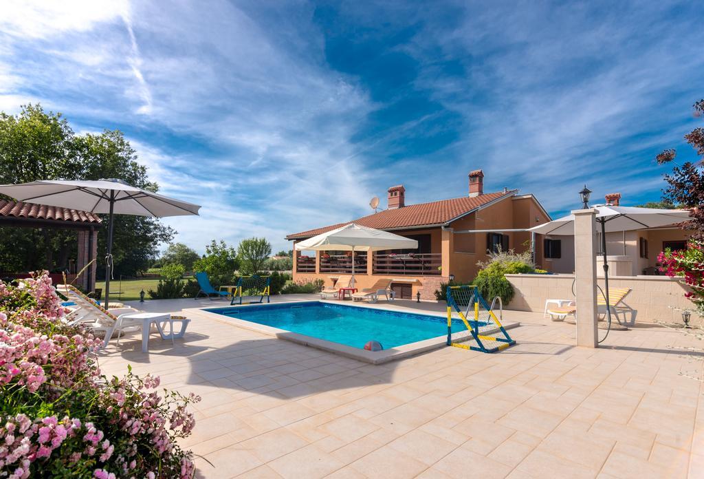 Vila Hacienda Rosemary Muntić Exteriér fotografie