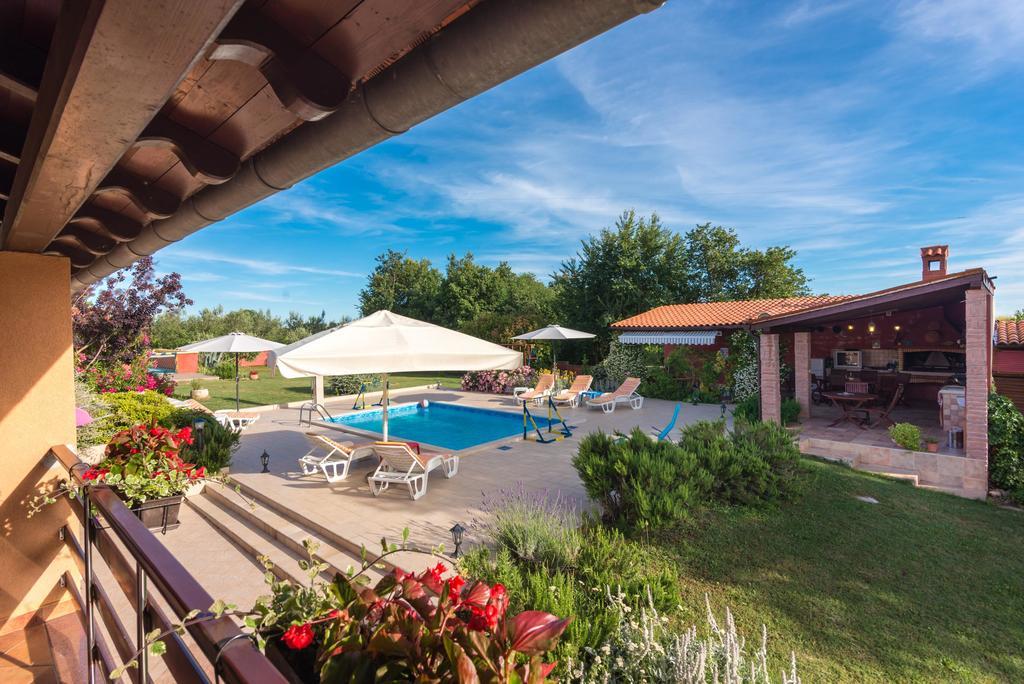 Vila Hacienda Rosemary Muntić Exteriér fotografie