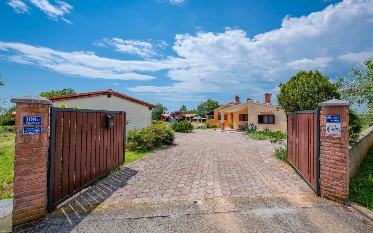 Vila Hacienda Rosemary Muntić Exteriér fotografie